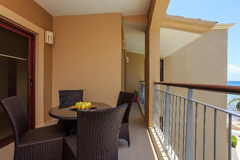 El Faro Oceanfront Apartments 普拉亚卡门